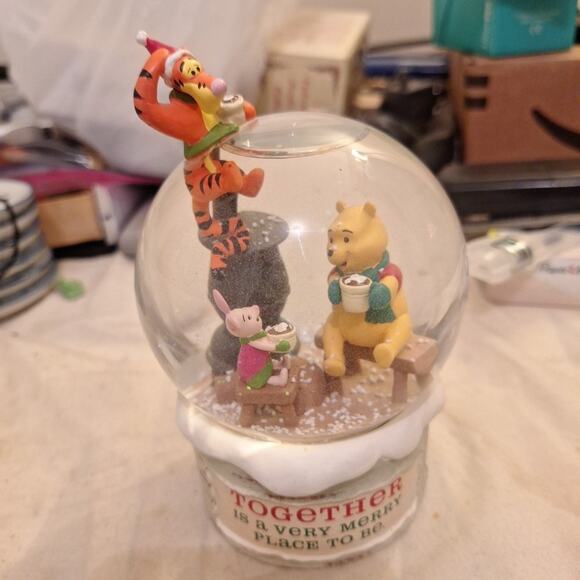 Xmas Disney Snow Globe Winnie the Pooh Tigger Hallmark 2014 Piglet Very Merry - Picture 1 of 5
